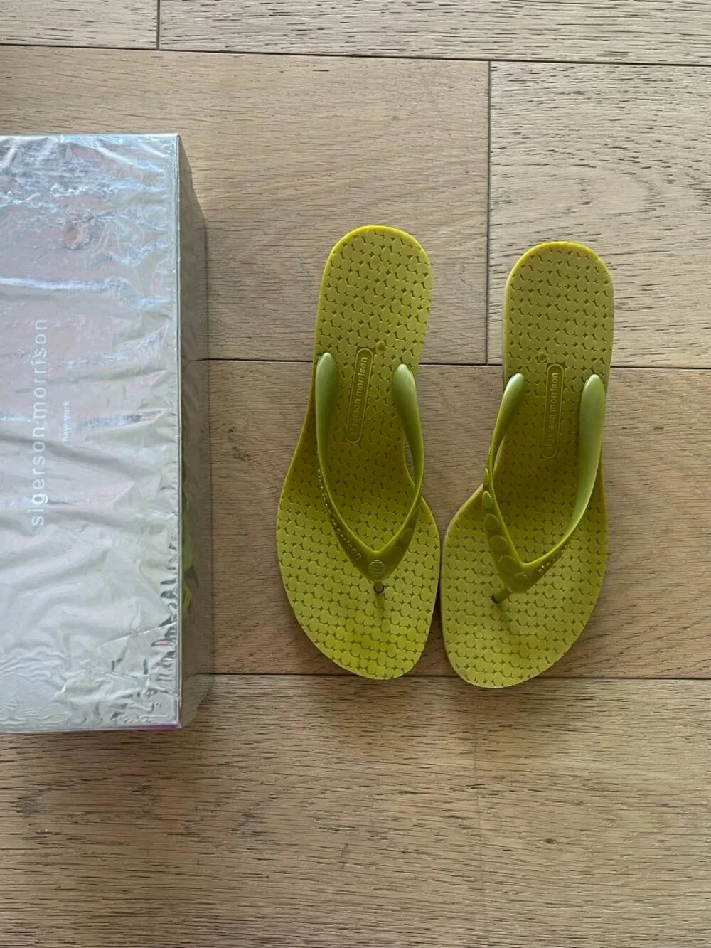 Sigerson Morrison Lime Green Thong Sandals - Size 9, - Picture 4 of 5